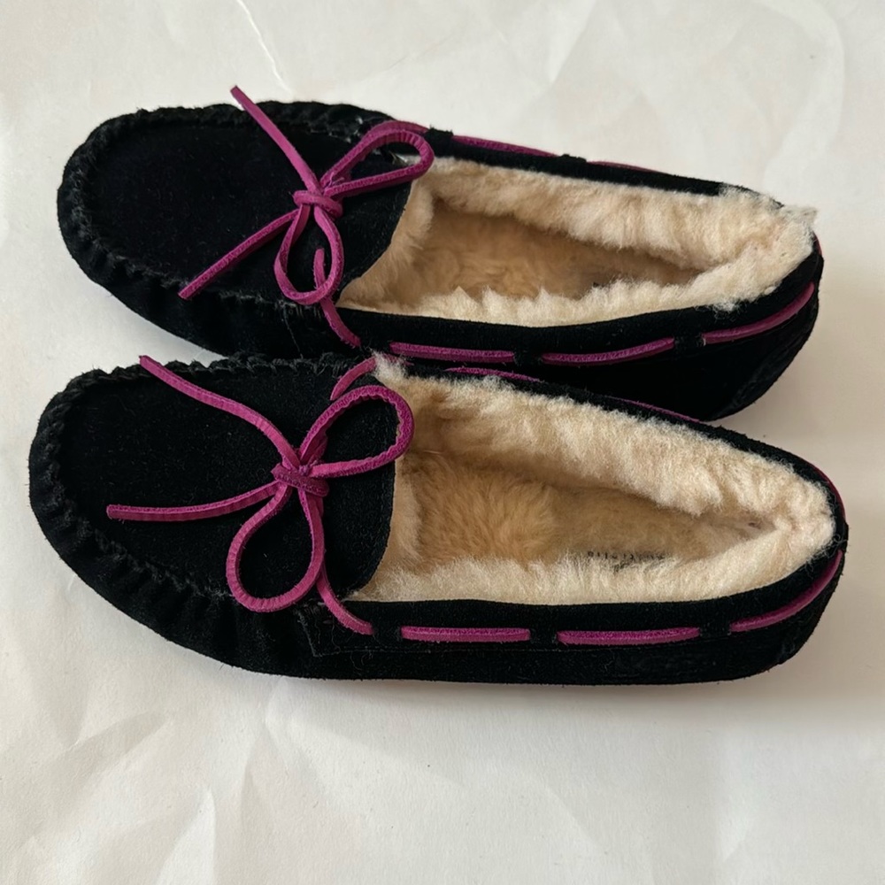 Black ugg slippers
